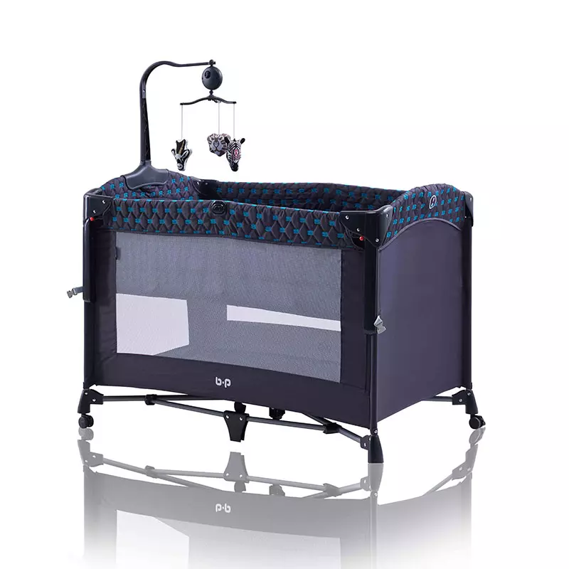 Playard junto a la cama del bebé