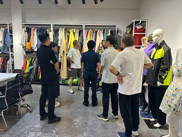  Líderes de la Oficina de Deportes visitaron a fabricantes de chaquetas impermeables para exteriores 