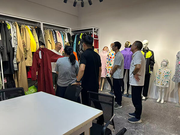  Líderes de la Oficina de Deportes inspeccionaron a fabricantes de chaquetas para exteriores 