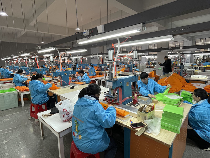  Fabricante de impermeables y chaquetas 