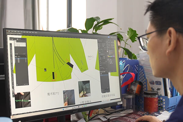  Diseñador Trabajando en Chaquetas para Caminar al Aire Libre 