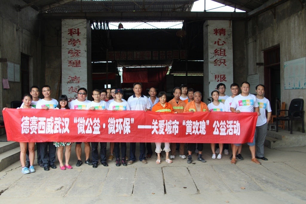 Desay SV’s Care and Love for Street Cleaners charity action, volunteers visited street cleaners at night.
