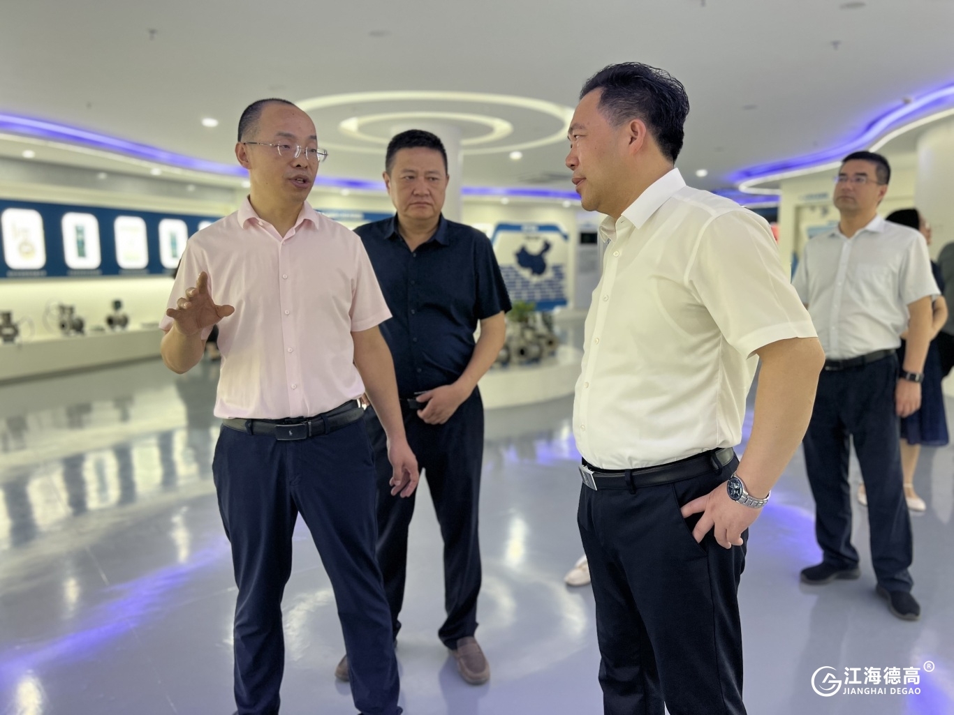 Hu Yongjun, Secretary of the CPC Chongchuan District Committee of Nantong City, led a team to inspect and investigate the company