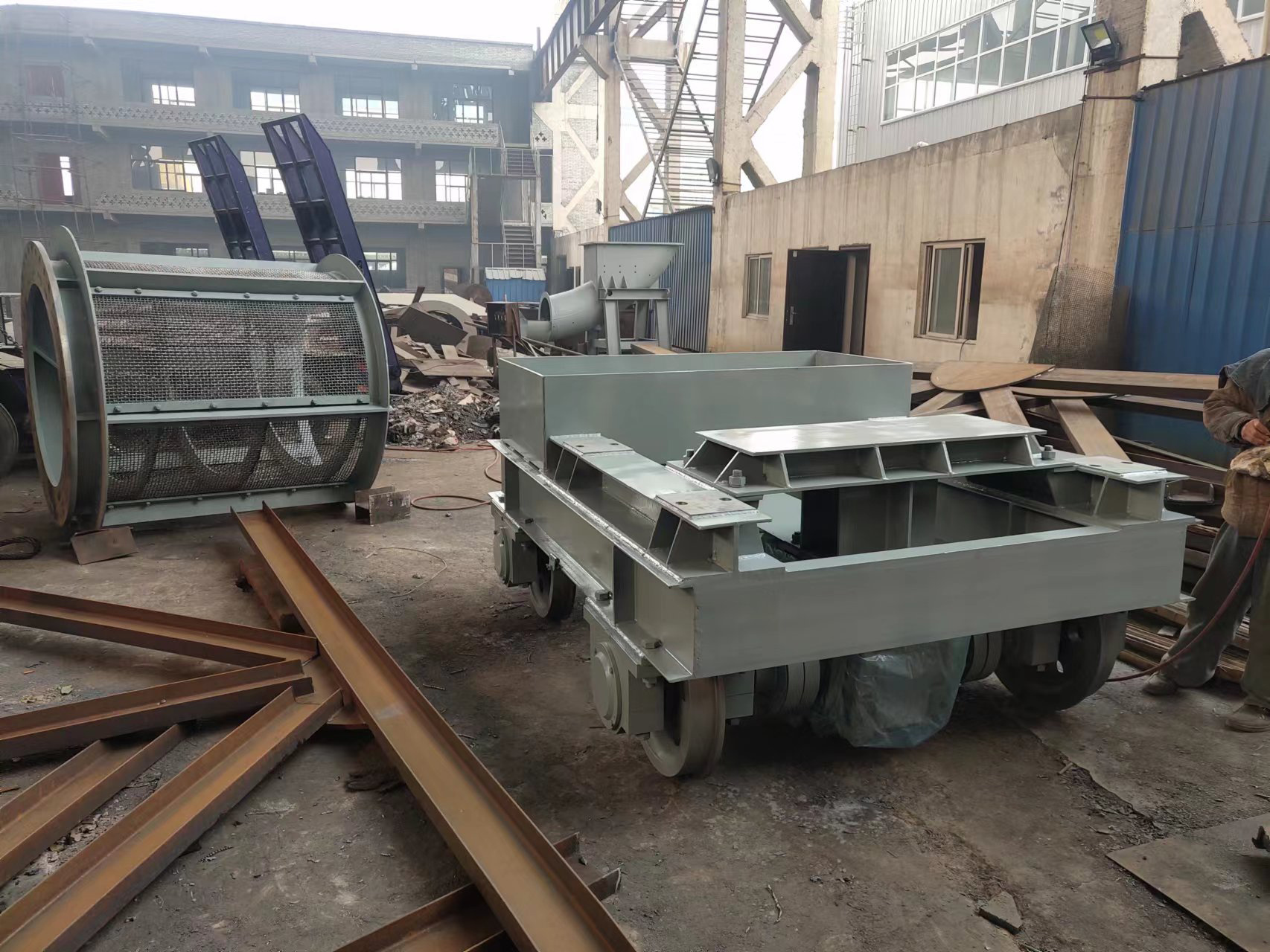 Mineral grinding feeder cart