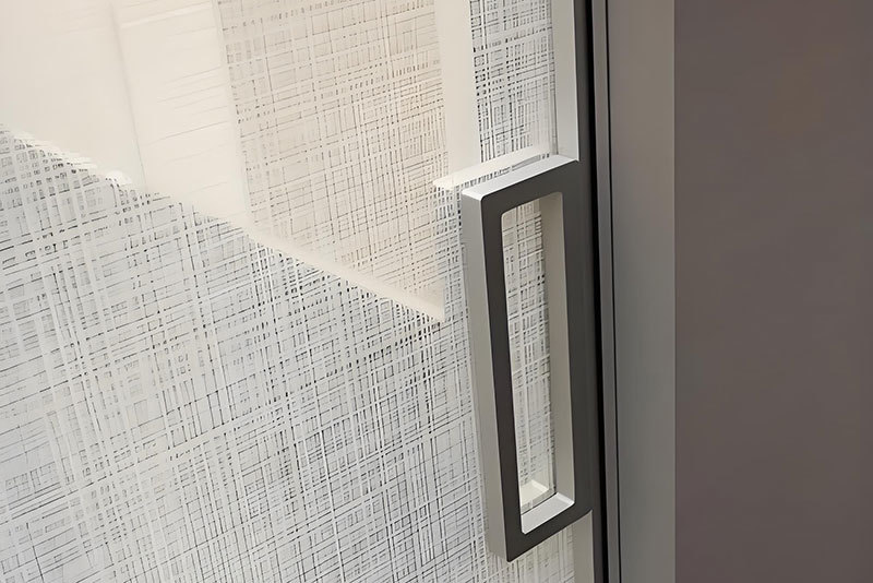 Wire-reinforced glass