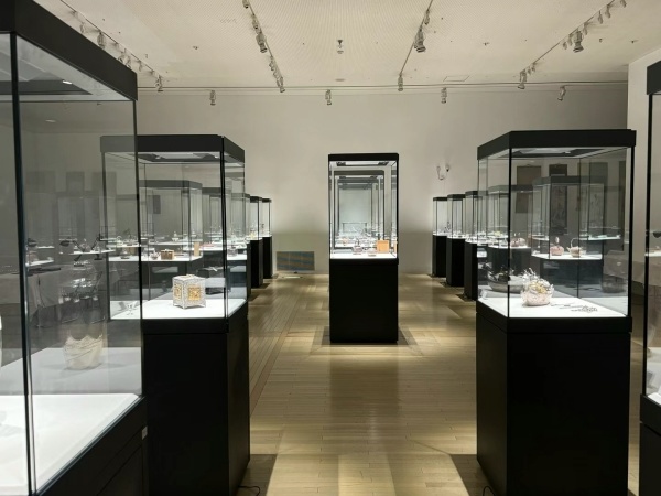Creating Eye-Catching Displays: Expert Tips for Using Freestanding Display Cases