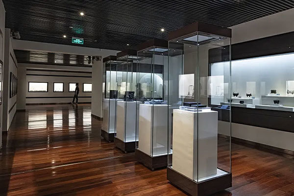 The Bright Future of Smart Display Cabinets: A Revolution in Retail and Beyond