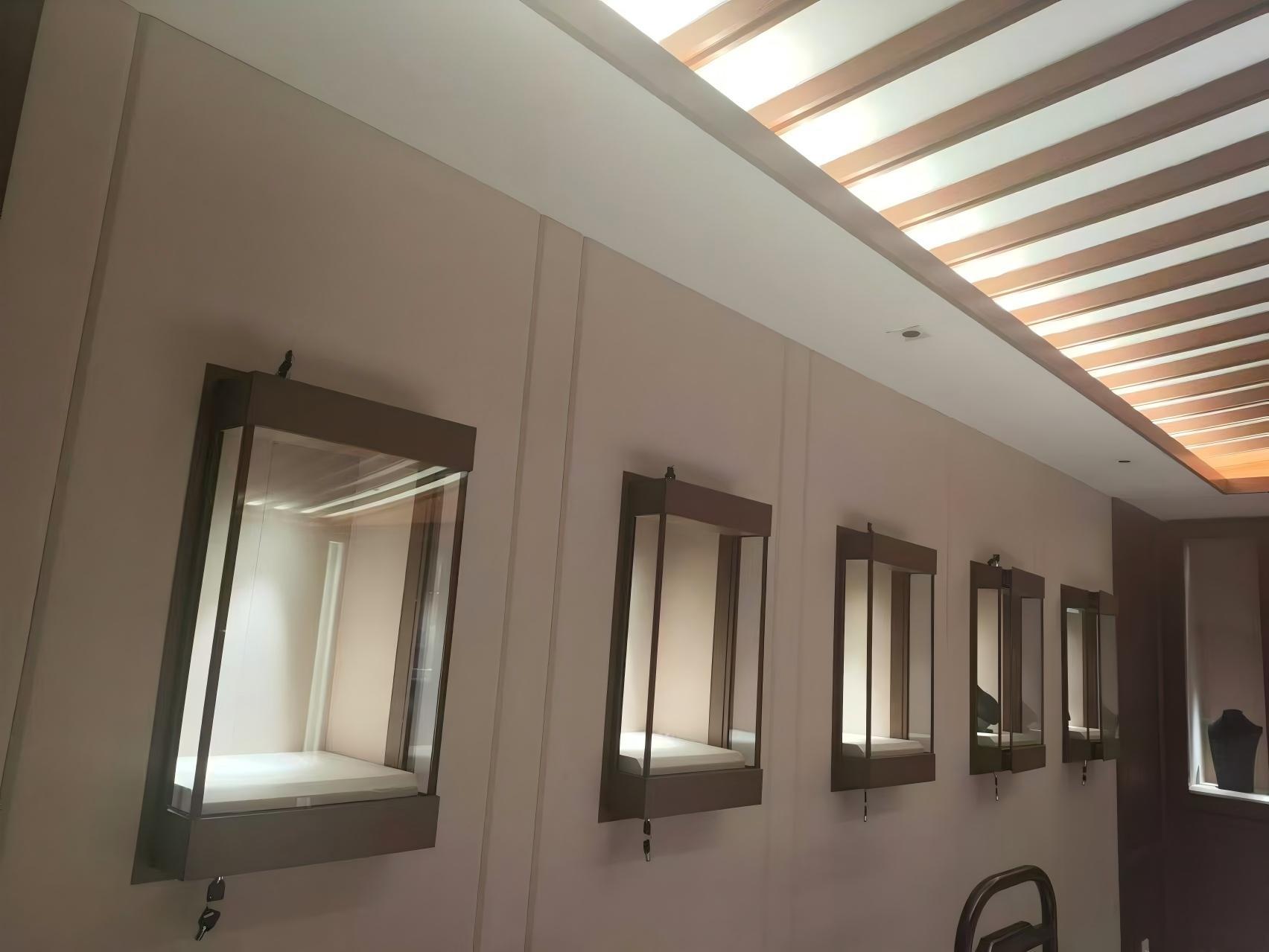 B100 Built-in Display Case