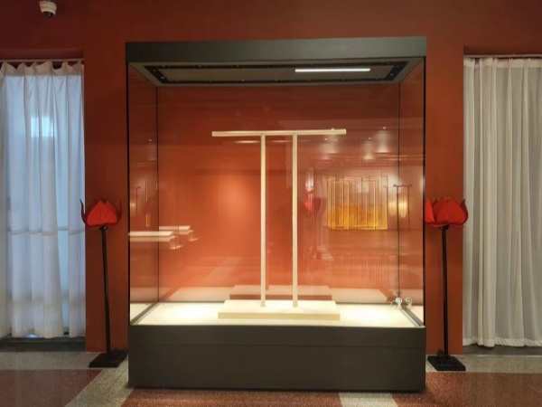 Why Every Retail Store Needs a Glass Showcase Display Cabinet: Elevate Your Product Presentation