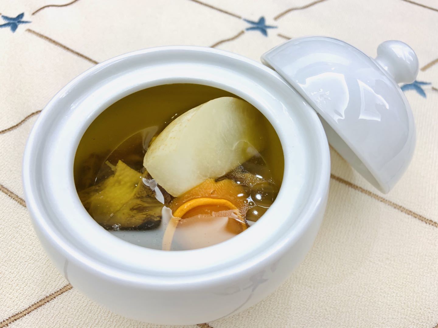 虫草花雪梨炖乳鸽