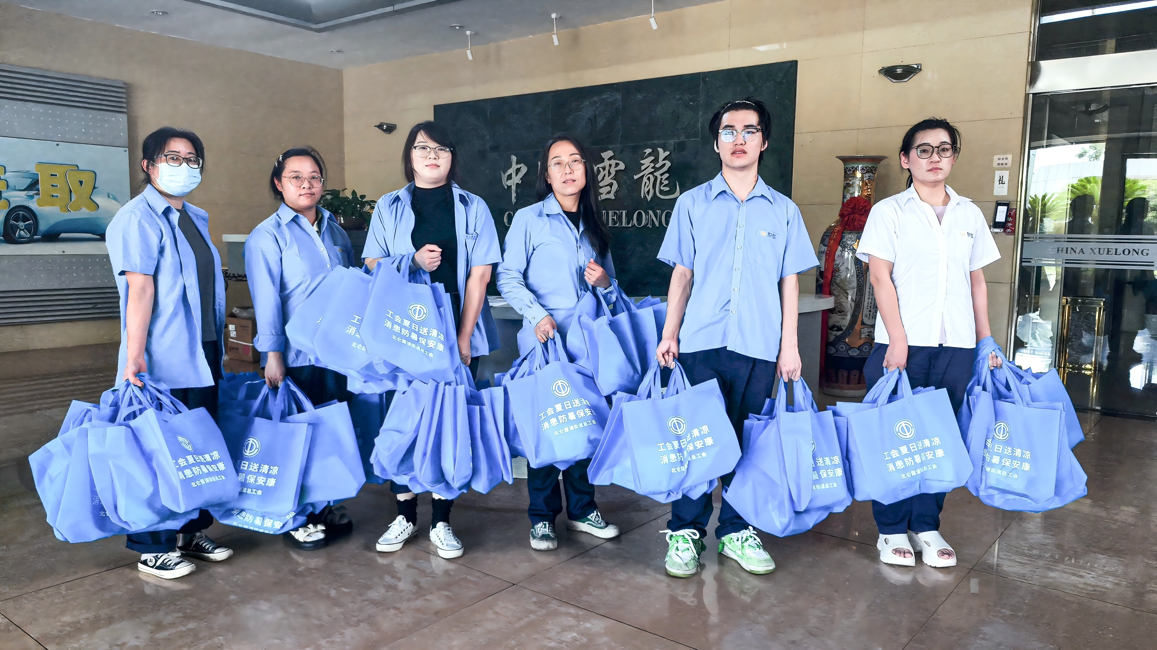 霞浦街道总工会开展高温慰问活动 与企业同心战高温
