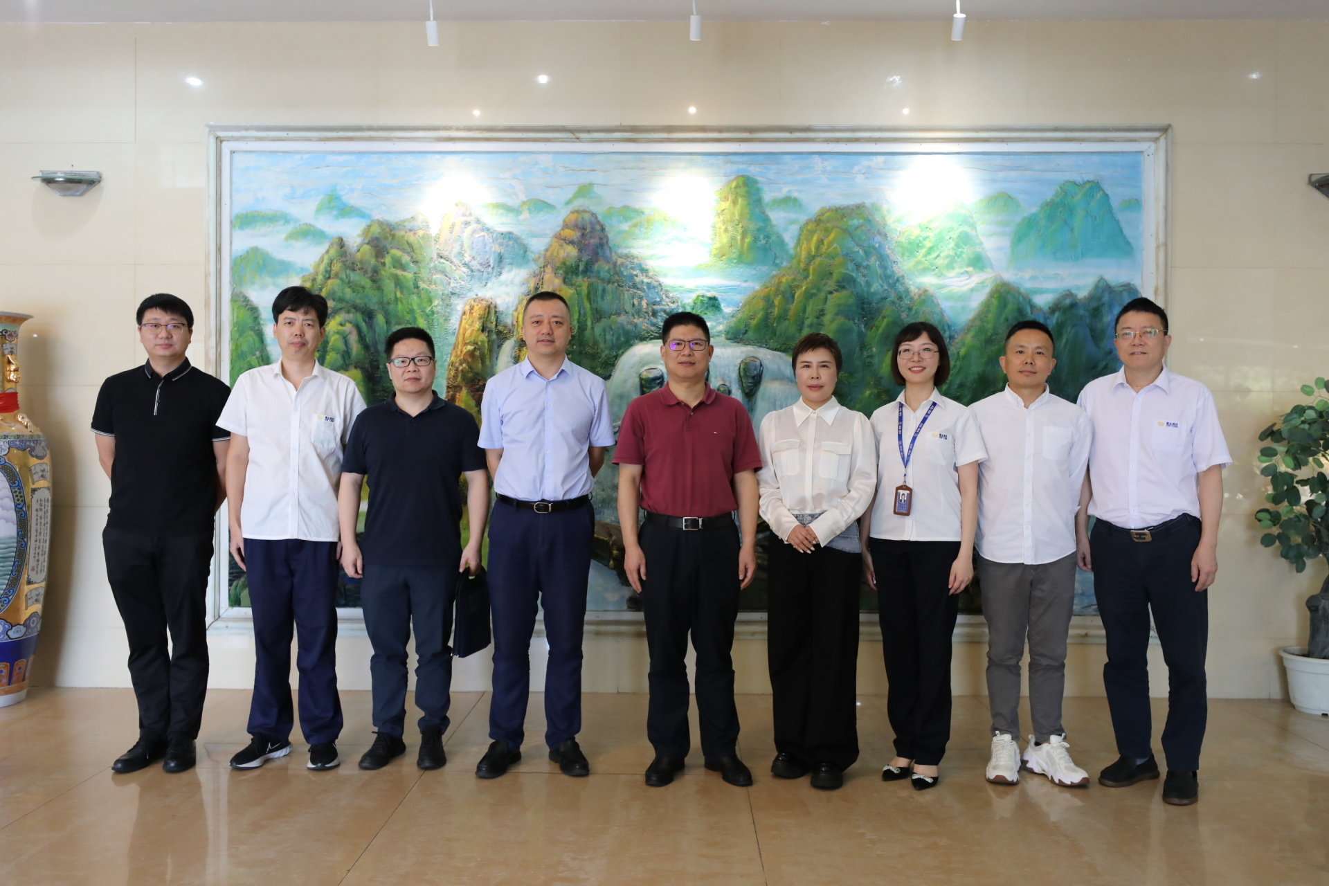 Feng Weiye, Deputy Director of the Management Committee of Ningbo Economic and Technological Development Zone and Deputy Secretary of the Party Working Committee, visited Xuelong for research and guidance.