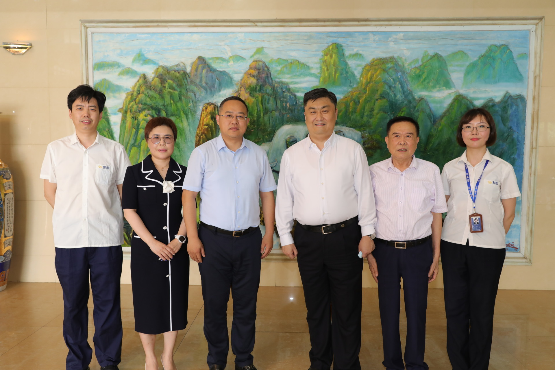 Stabilizing Enterprises and Supporting Businesses: Wang Cheng, Deputy Secretary of the Beilun District Committee and District Mayor, Visits Xuelong Group for Business Support Activities.