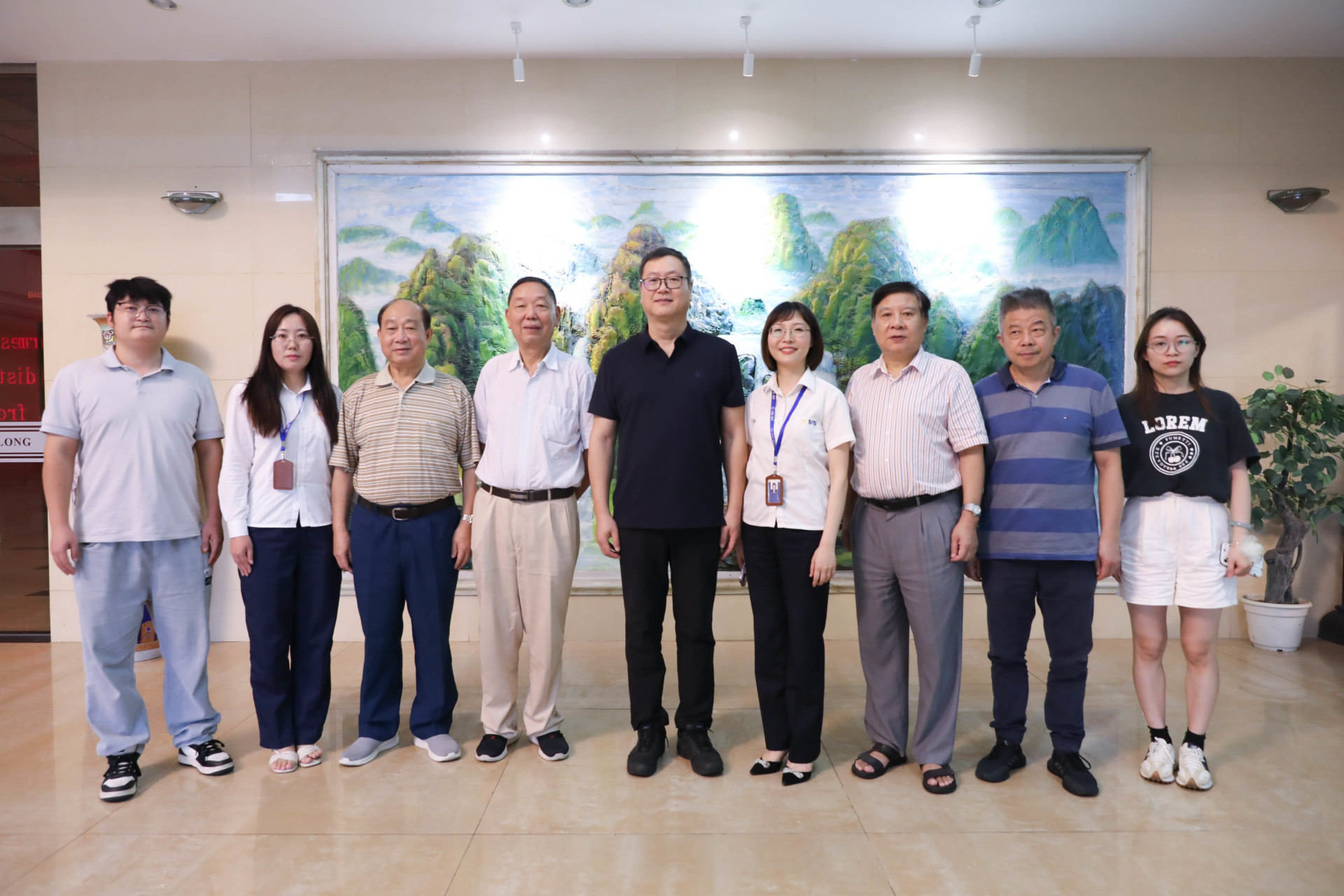 Fang Xi, the president of the Zhejiang Automobile Industry Association, and his delegation visited the vice president unit, Xuelong Group.