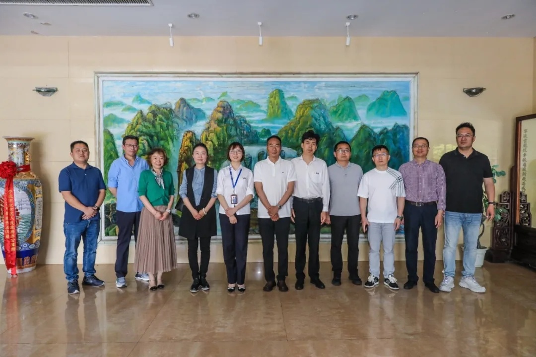 A delegation led by Lu Yujie, Director of the Digital Empowerment Research Center of the Talent Exchange Center of the Ministry of Industry and Information Technology, conducted a research visit to Xuelong Group.