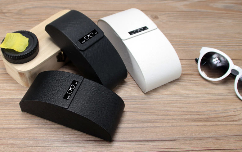 Extra-large capacity, pressure-resistant, portable sunglasses case