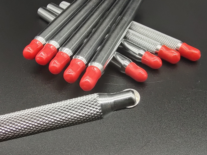 A large supply of wear-resistant glass knives are available in many styles