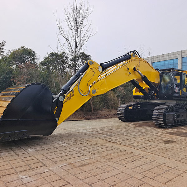 EXCAVADORA MEDIANA XE135GA