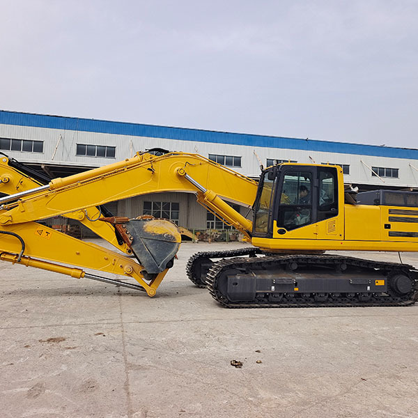 EXCAVADORA MEDIANA XE200GA