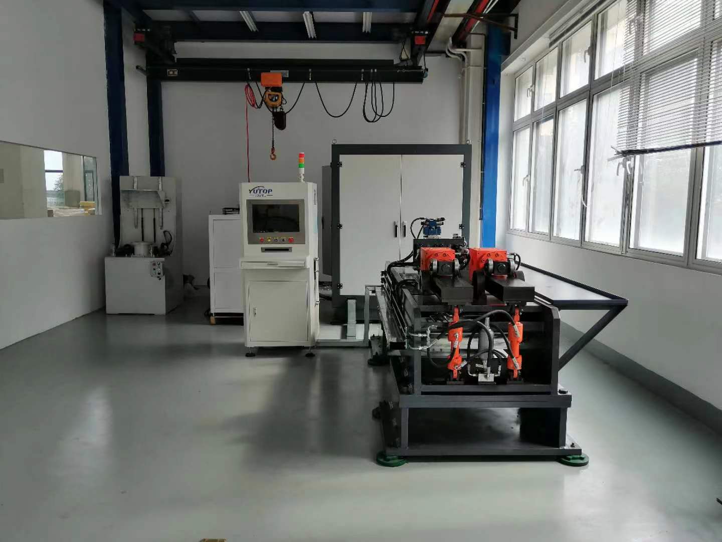Hydraulic reciprocating seal test bench