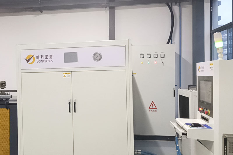 Hydraulic reciprocating rod sealing system test bench