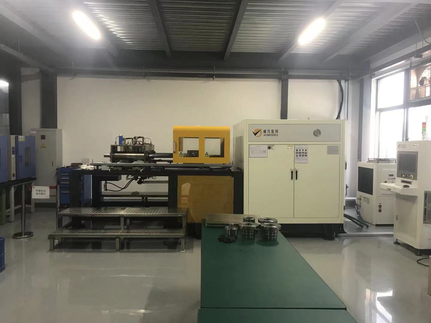 Reciprocating seal test bench