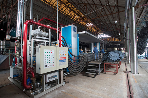 Vacuum drying machine