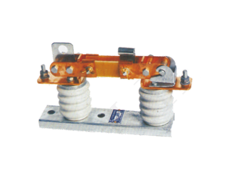 Low voltage disconnecting switch