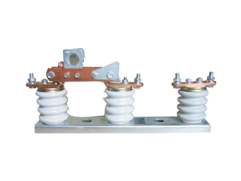 Low voltage disconnecting switch