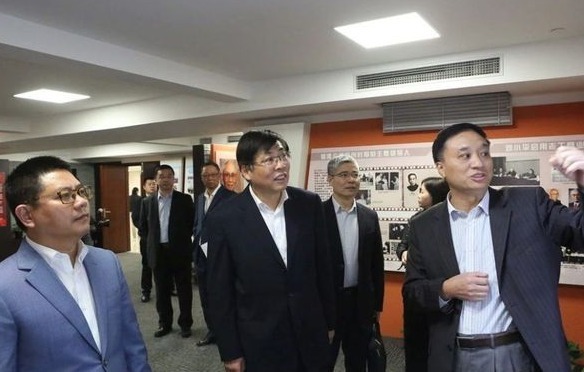王均金董事長、范永進(jìn)書記陪同杲云書記(中)參觀愛建史料陳列室
