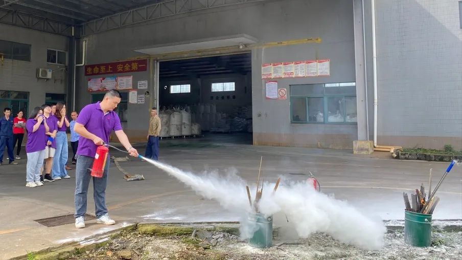 Everyone participates in fire fighting and builds a "firewall" for safe production"