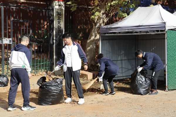 “甘于奉献 绽放青春”——我校入团积极分子志愿服务活动顺利进行