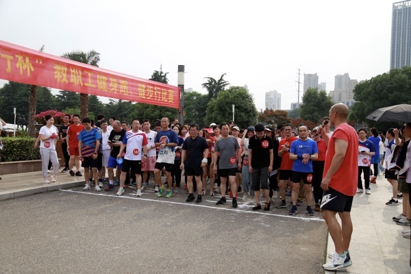 我校举办2022年教职工“健身跑、健步行”比赛