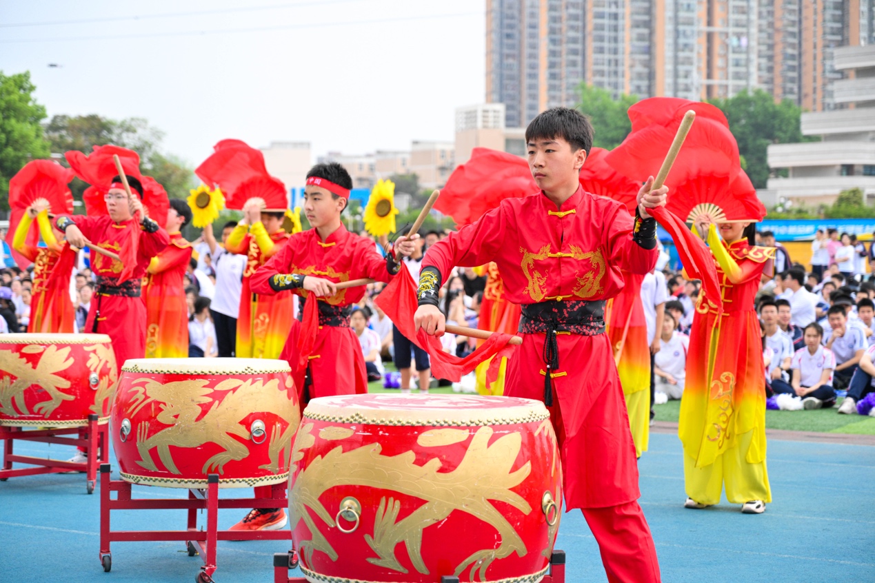 图片包含 人, 户外, 建筑, 男人

描述已自动生成