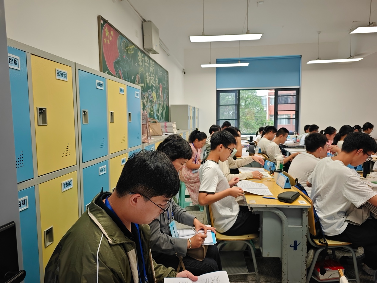 한 그룹의 사람들이 컴퓨터를보고 있습니다