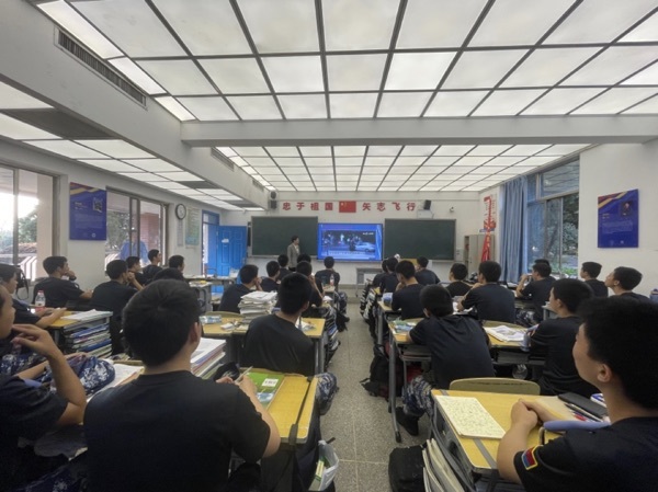 保护视力，筑梦蓝天——爱眼班会活动走进航八班