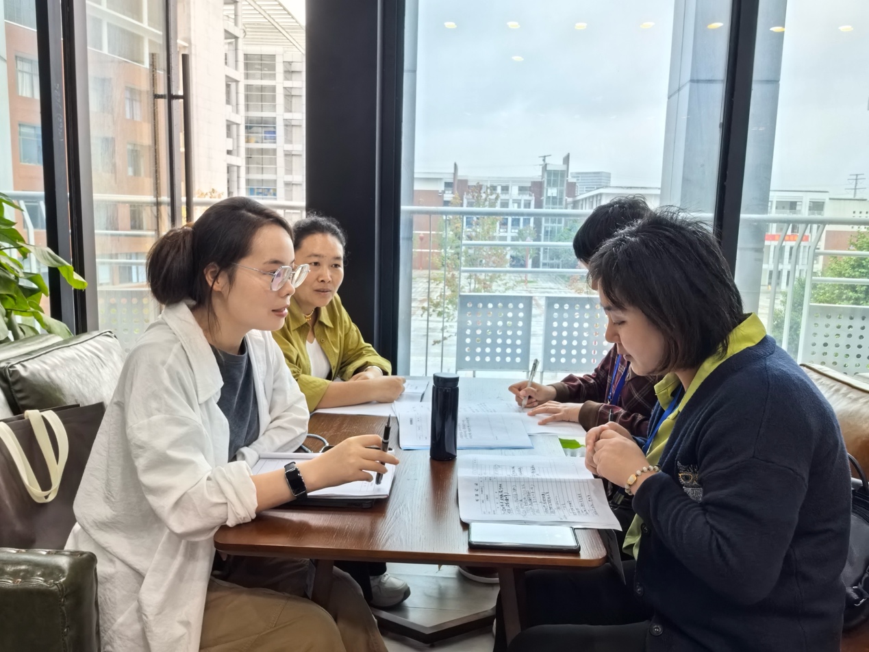 사진에는 게임 콘솔, 컴퓨터, 책상, 라이브러리가 포함됩니다