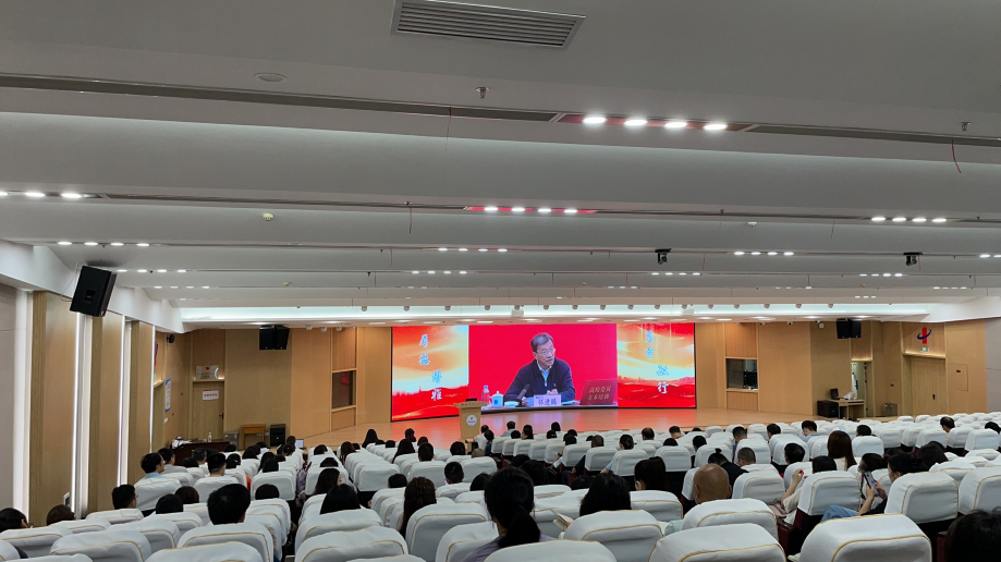 우리 무료 스포츠 분석 사이트는 Central China Normal University의 첫 번째 "교사 강화 및 번영 강의실"에 대한 집단 연구를 조직합니다
