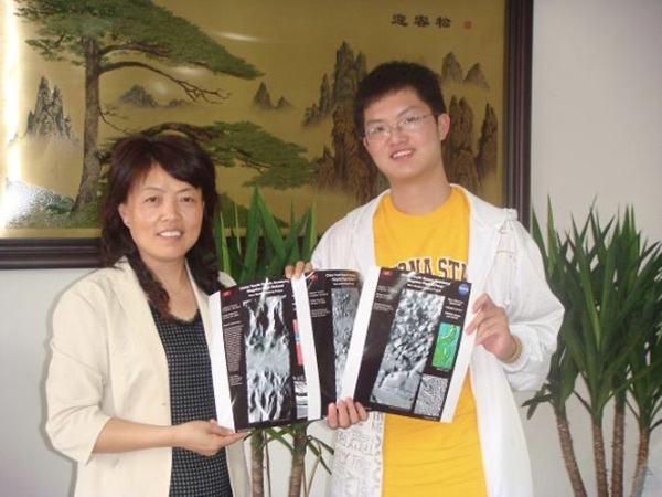 我校2008届优秀毕业生郑人元向母校赠送他拍摄的火星照片