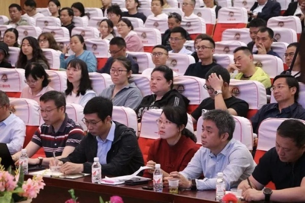 Guizhou Tour에 대한 플러스 카지노 재능의 "그룹 스타일"지원 : Guanling 교사 및 학생과의 대면