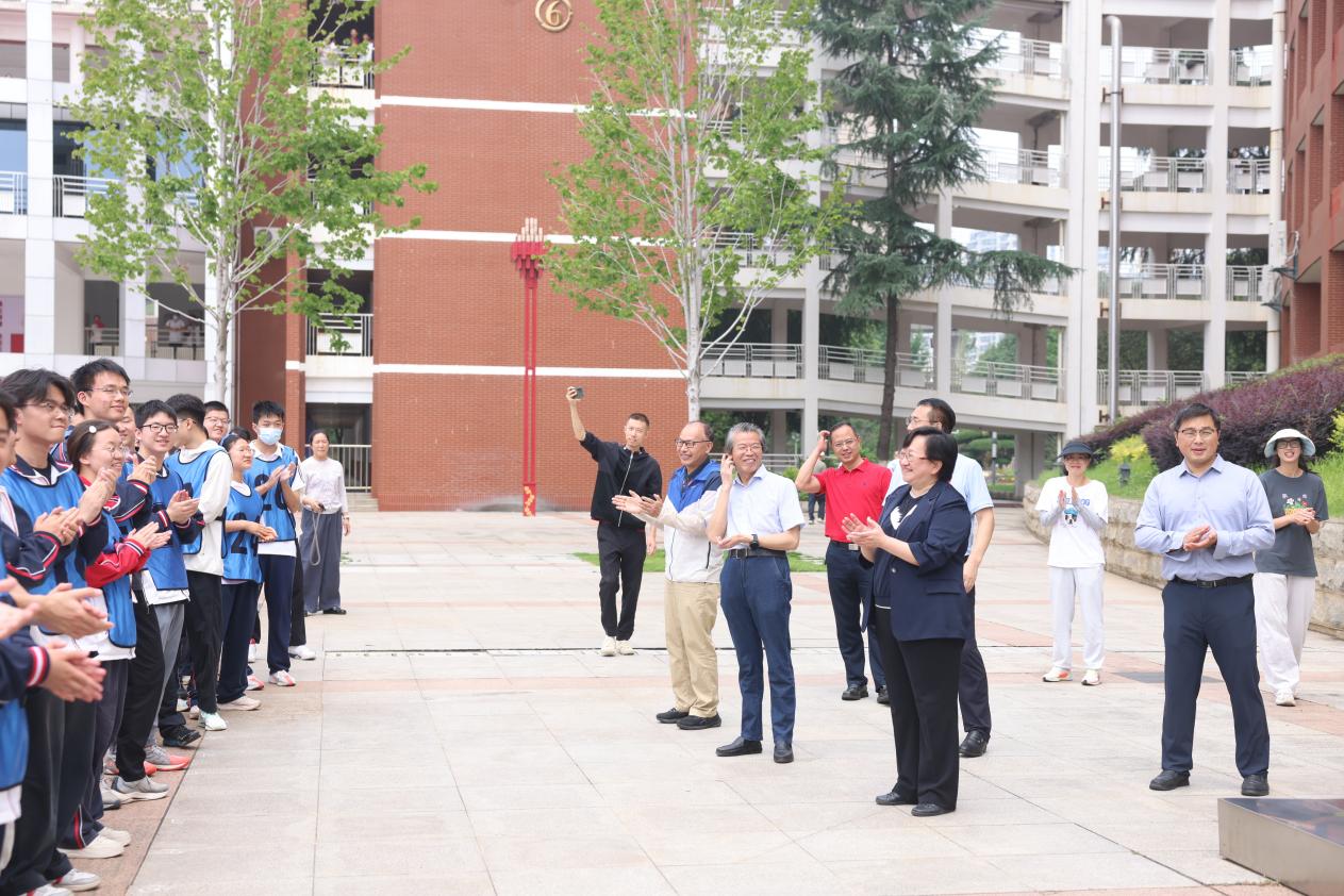 종이 비행기에 의해 축복받은 청년은 펜을 별으로 가져갔습니다. Central China Normal University의 1 학년에서 고등카지노 사이트 졸업을위한 깃발을 선사하는 행사는 깃발을 선사하는 행사를 열었습니다