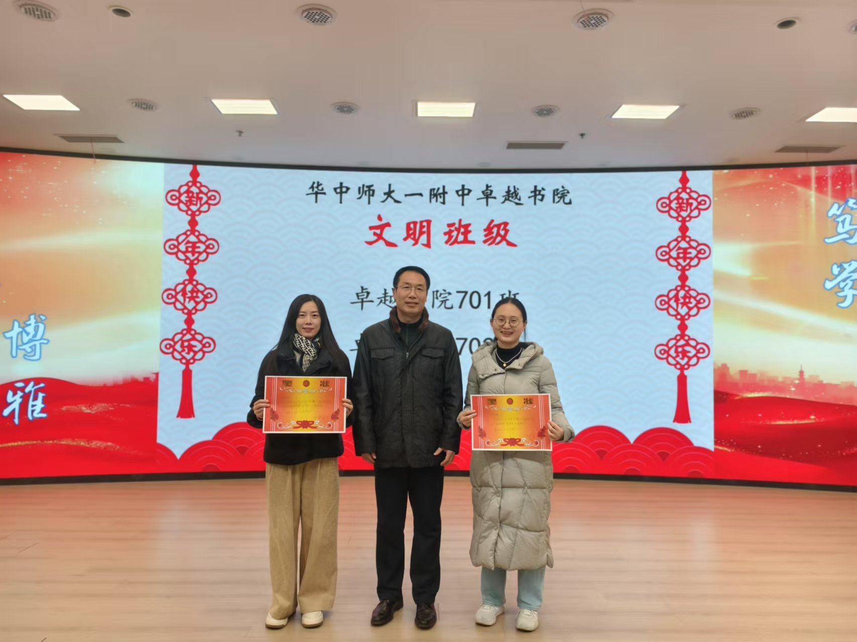 图片包含 室内, 天花板, 站, 桌子
描述已自动生成