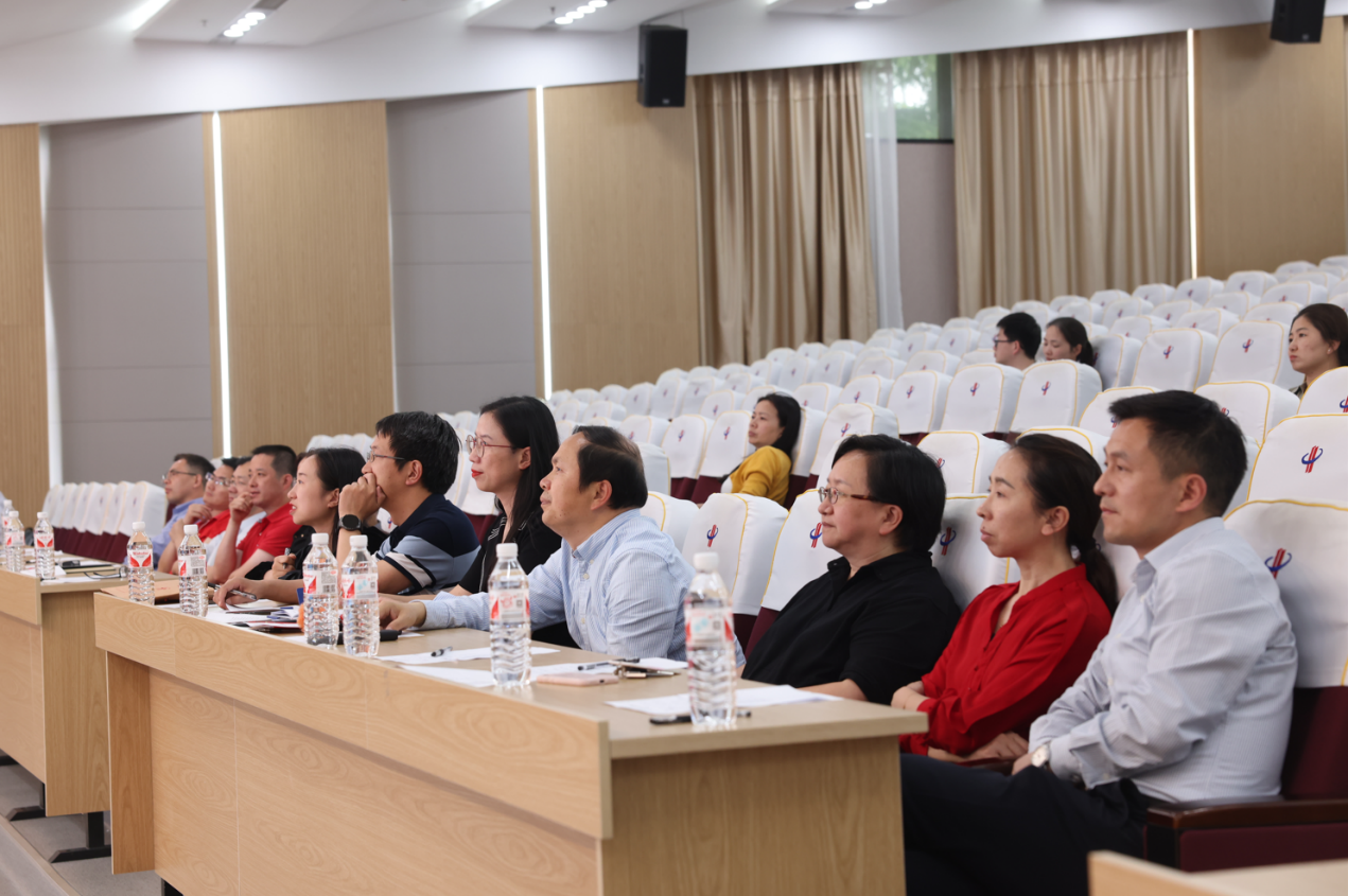 영혼을 키우고 도덕성을 키우고 사람들을 키우고 사람들을 배양합니다 - 중앙 중앙 대학의 최초의 계열 고등엠 카지노의 뛰어난 클래스의 그룹 디스플레이 활동