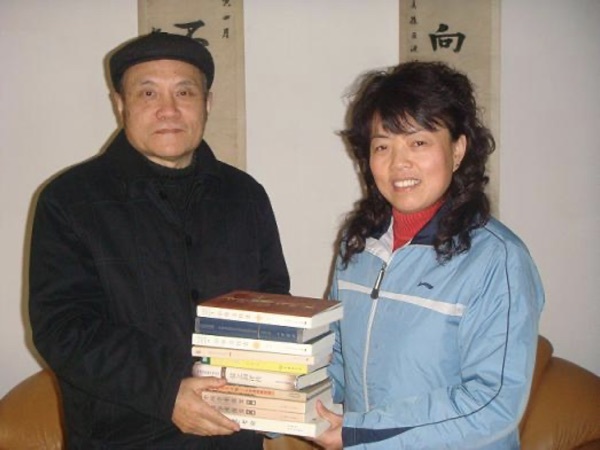 知名校友冯天瑜向母校赠著作