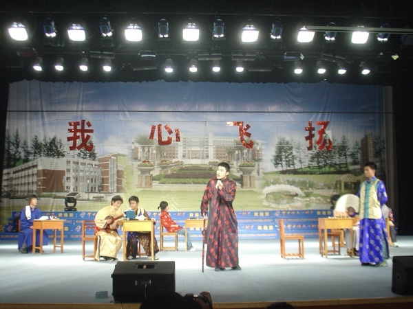 高二年级语文课本剧展演精彩纷呈