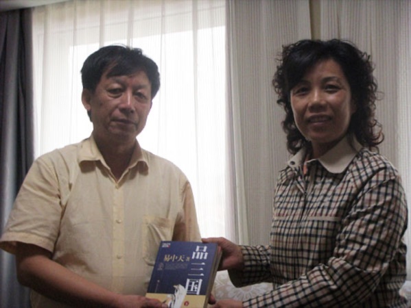 Zhang Zhen 대통령은 우리 동창들을 만났다. Yi Zhongtian