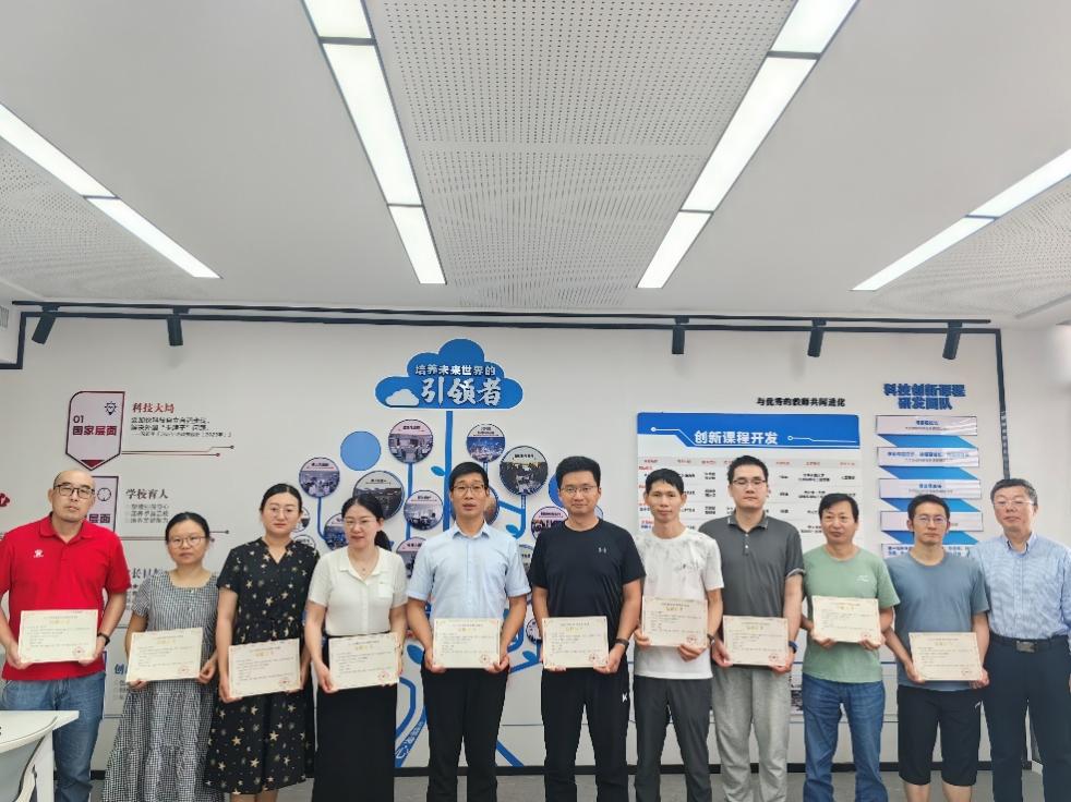 Science and Innovation Course Center는 학제 간 주제 요약 및 협업 센터의 사례 토론에 관한 회의를 열었습니다
