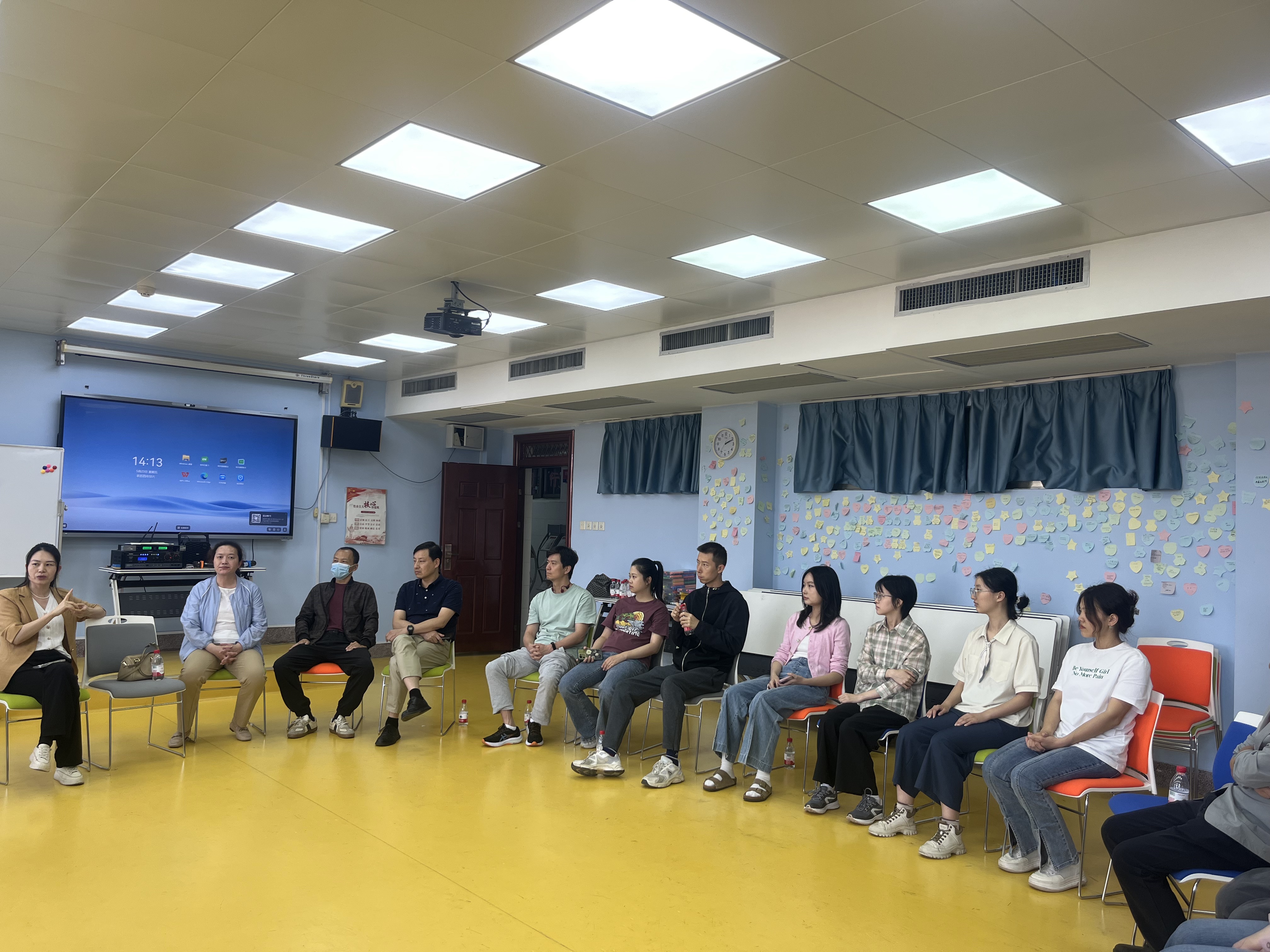우리 카지노 사이트 추천는 교사와 근로자를 돌보는 "525 · I Love Me"정신 건강의 달 활동을 시작합니다.