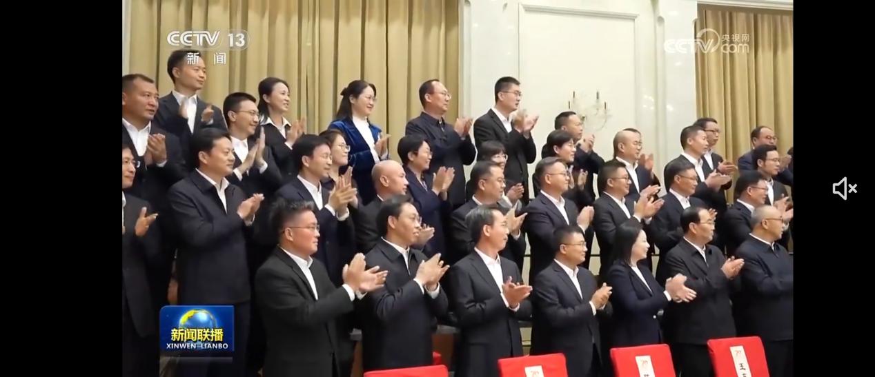영광스러운 순간! Xinjiang을 돕기 위해 우리 무료 스포츠 분석 사이트 간부 대표자들은 Xi Jinping 사무 총장에 의해 진심으로 받았다