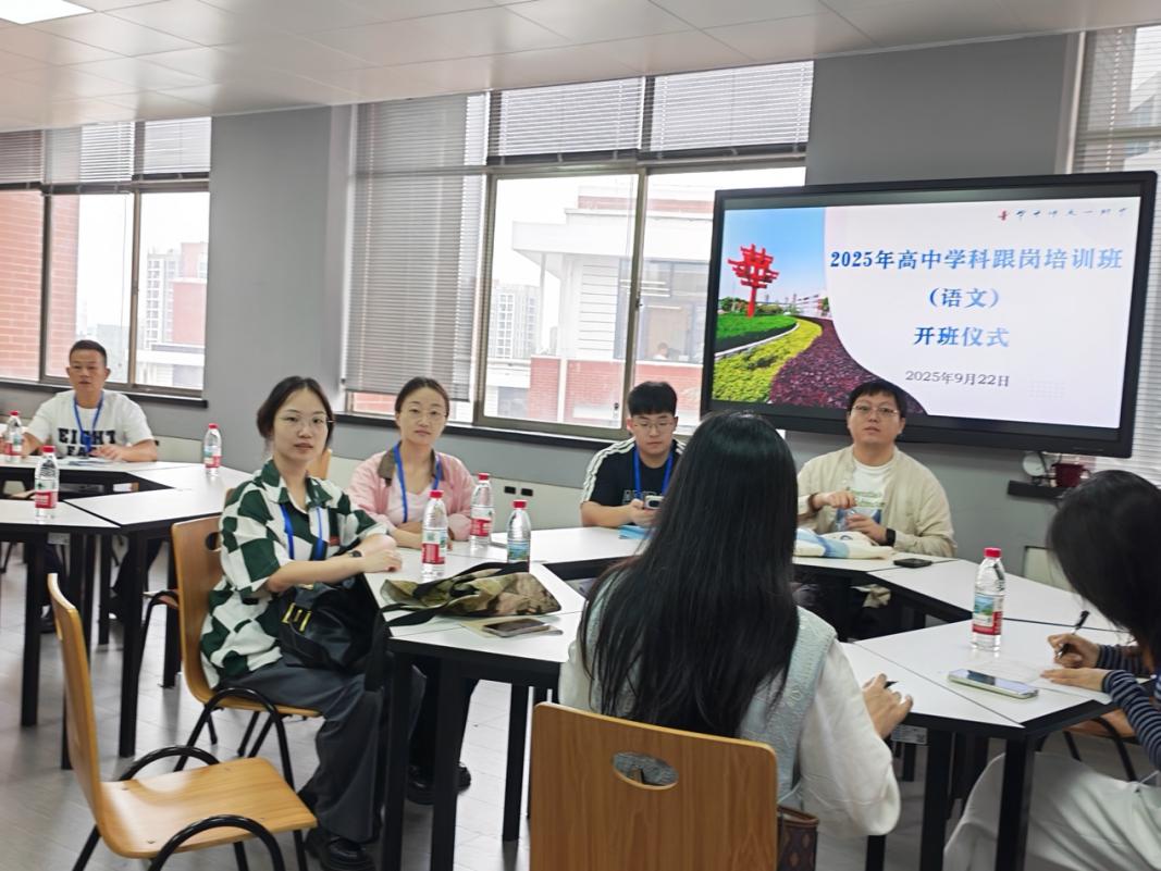 한 무리의 사람들이 테이블에 앉아 있습니다